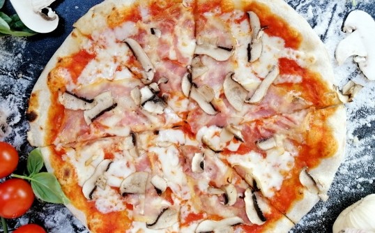 Włoska pizza i sałatki w Oberży Skarbek